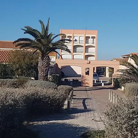 Barcarès village face à la plage studio rénové classé piscine parking 4 couchages Le Barcarès